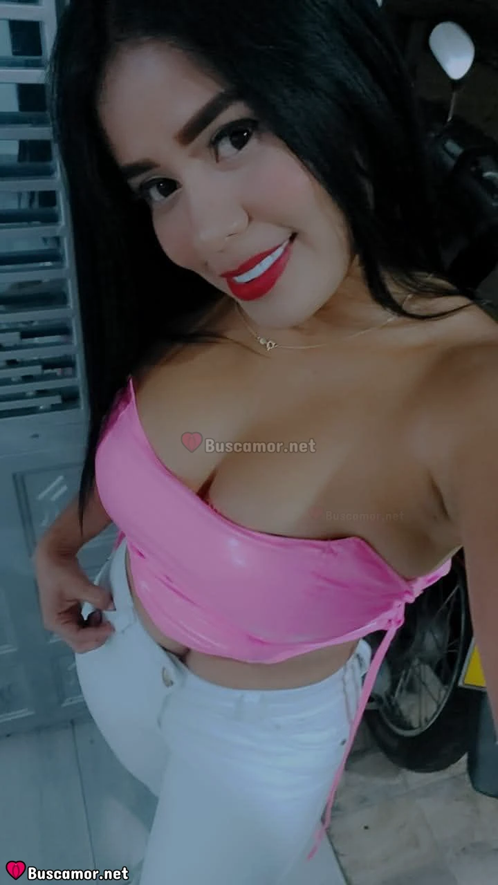 641716653 - Hola, soy Sharlo una colombiana de 25 años, super enrollada. Busco a alguien chido con quien explorar España y reir mucho.